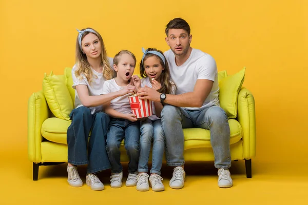 Förvånad Familj Titta Film Soffan Med Popcorn Hink Gul — Stockfoto