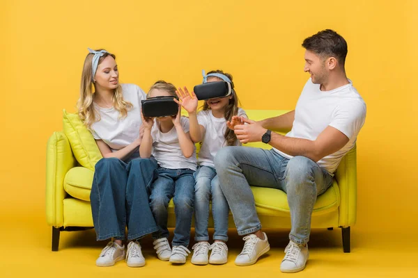 Padres Felices Con Niños Auriculares Realidad Virtual Sentados Sofá Amarillo — Foto de Stock