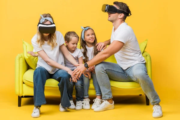 Szczęśliwy Dzieci Siedzi Kanapie Rodzicami Wirtualnej Rzeczywistości Zestawy Słuchawkowe Żółty — Zdjęcie stockowe