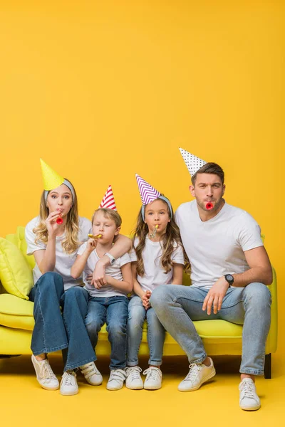 Pais Felizes Crianças Tampas Festa Aniversário Com Ventiladores Sofá Amarelo — Fotografia de Stock