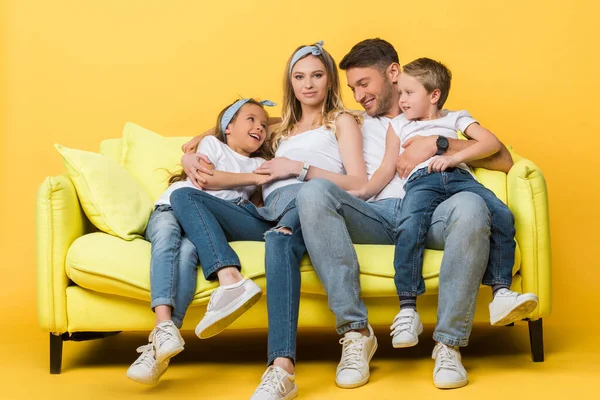 Sorrindo Mãe Grávida Pai Filhos Sentados Sofá Amarelo — Fotografia de Stock