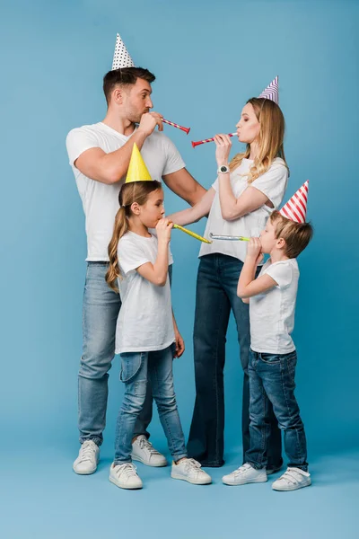 Familia Alegre Gorras Fiesta Cumpleaños Con Sopladores Azul —  Fotos de Stock