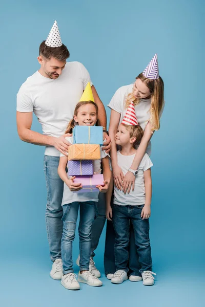 Família Feliz Tampas Festa Aniversário Filha Segurando Caixas Presente Azul — Fotografia de Stock