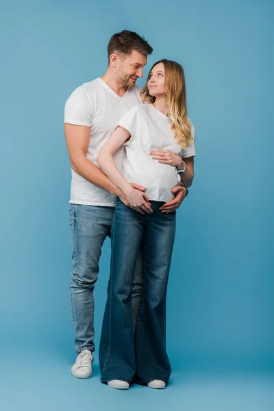 Couple Enceinte Étreignant Regardant Sur Bleu — Photo