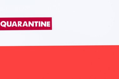 Polonya bayrağında karantina harflerinin üst görünümü