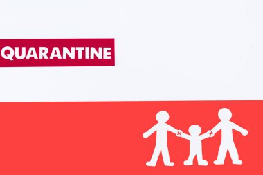 Karantina karantinasının en üst görüntüsü Polonya bayrağındaki kağıt işçilerinin yanında.