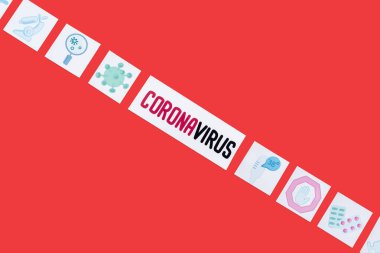 Coronavirus harflerinin üst görüntüsü kırmızı üzerine izole edilmiş tıbbi resimler çiziyor. 
