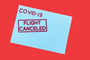 Mavi zarfın üst görüntüsü covid-19 ve uçuş iptal edilen harf kırmızı üzerinde izole 