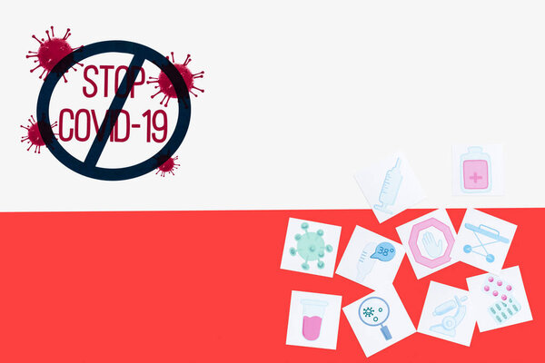 вид сверху на стоп-ковид-19 с надписью рядом нарисованными медицинскими изображениями на польском флаге
