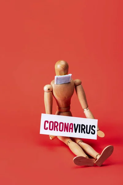 Ξύλινη Κούκλα Μικρή Ιατρική Μάσκα Και Κάρτα Γράμματα Coronavirus Κόκκινο — Φωτογραφία Αρχείου