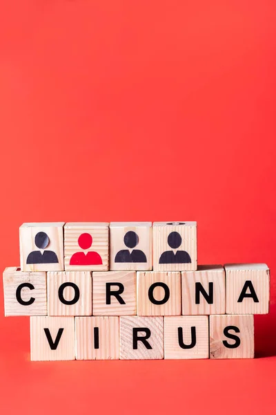 Ξύλινοι Κύβοι Εικονίδια Ανθρώπων Και Coronavirus Γράμματα Κόκκινο — Φωτογραφία Αρχείου