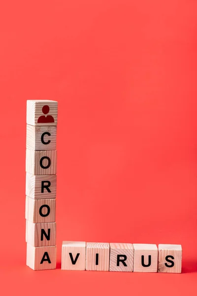 Cubos Madera Con Icono Persona Letras Coronavirus Rojo Con Espacio — Foto de Stock