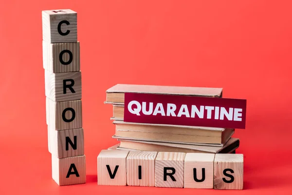 Cubos Madera Con Coronavirus Cerca Libros Letras Cuarentena Rojo — Foto de Stock