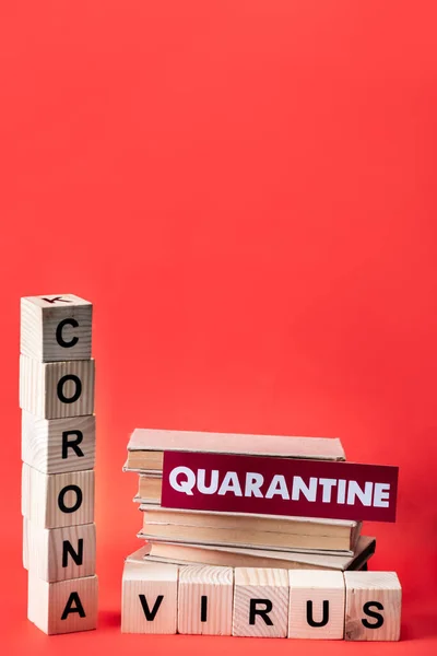Cubos Madeira Com Coronavírus Perto Livros Letras Quarentena Vermelho Com — Fotografia de Stock