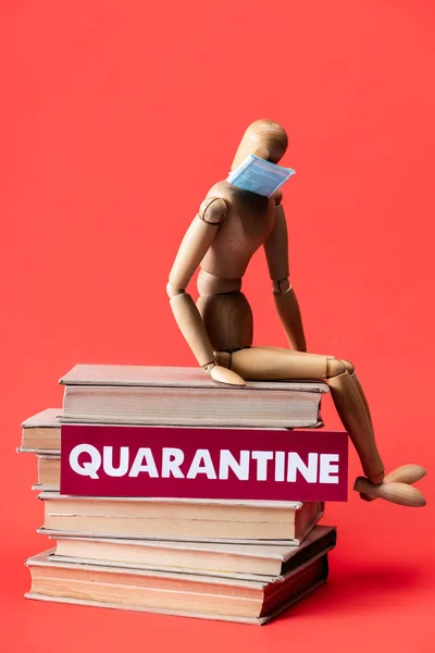 Wooden Doll Medical Mask Books Card Quarantine Lettering Red — Stock Photo, Image