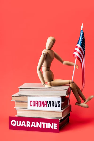 Karantina Kırmızı Harflerle Coronavirus Yazılı Kitapların Üzerinde Amerikan Bayrağı Olan — Stok fotoğraf