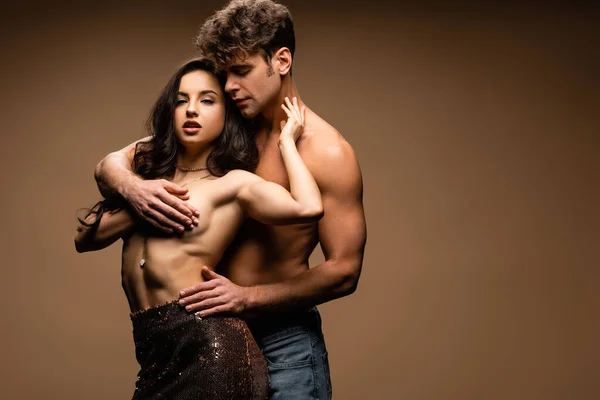 Seksi Yarı Çıplak Kız Arkadaşının Göğüslerini Bej Etekle Kaplayan Baştan — Stok fotoğraf