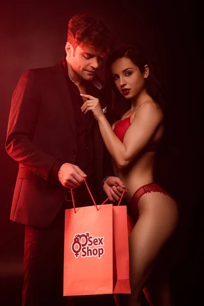 Schöner Mann Und Frau Dessous Mit Einkaufstasche Aus Sexshop Auf — Stockfoto