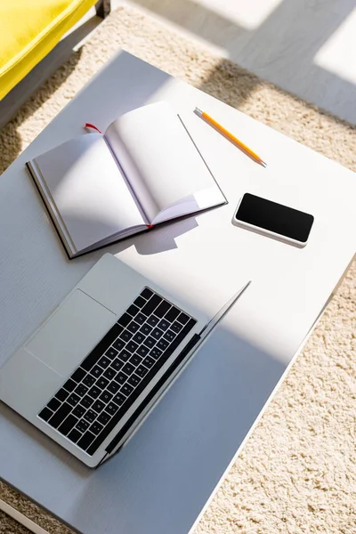 Empty Workplace Laptop Smartphone Notepad Pencil — Stock Photo, Image