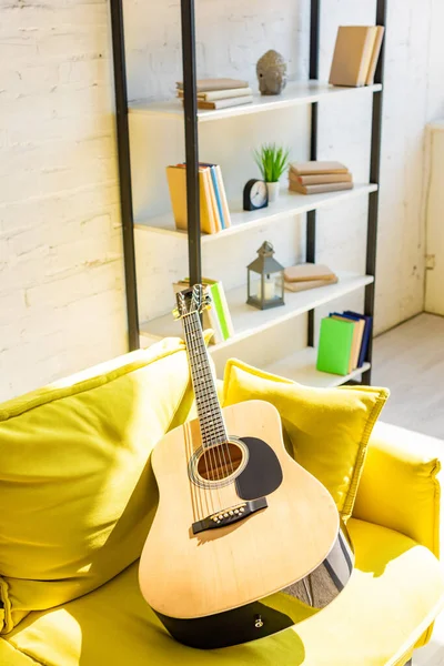 Chitarra Acustica Divano Giallo Alla Luce Del Sole — Foto Stock