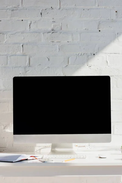 Home Office Com Monitor Computador Com Tela Branco Luz Solar — Fotografia de Stock