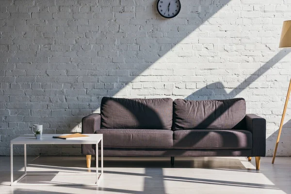 Woonkamer Met Grijze Bank Tafel Met Kopje Koffie Notitieblok Sappig — Stockfoto