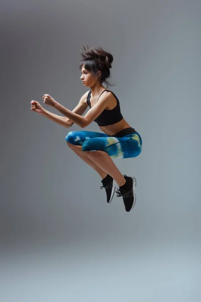 Aantrekkelijk Afrikaans Amerikaanse Vrouw Sportkleding Springen Grijs — Stockfoto