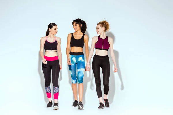 Mujeres Multiculturales Deportivas Caminando Sobre Blanco — Foto de Stock