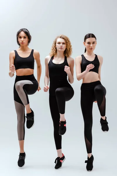 Krásné Multikulturní Ženy Sportovním Oblečení Cvičení Bílém — Stock fotografie