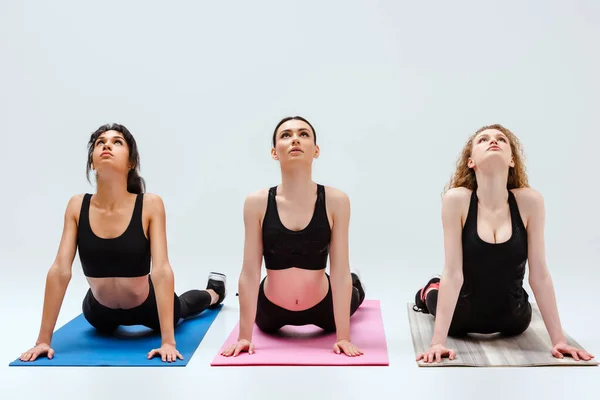 Mulheres Atraentes Multiculturais Exercitando Tapetes Fitness Isolados Branco — Fotografia de Stock