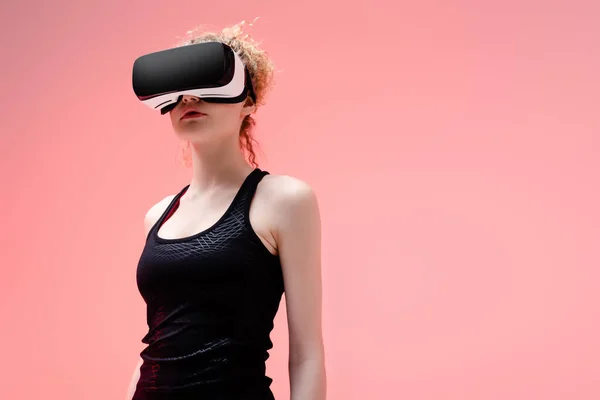 Jovem Mulher Sportswear Realidade Virtual Fone Ouvido Rosa — Fotografia de Stock