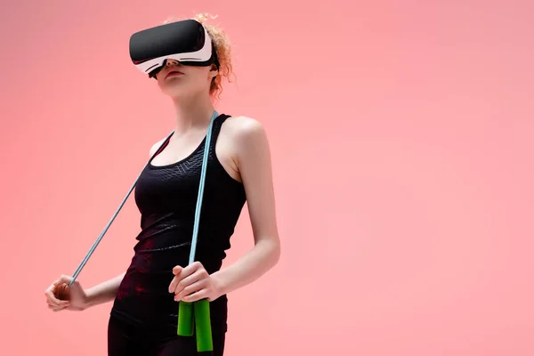 Jovem Mulher Sportswear Realidade Virtual Headset Segurando Pulando Corda Rosa — Fotografia de Stock