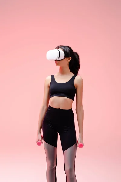 African American Woman Sportswear Virtual Reality Headset Exercising Dumbbells Pink — Stock Photo, Image