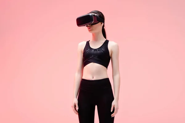Ung Idrottskvinna Virtuell Verklighet Headset Står Rosa — Stockfoto
