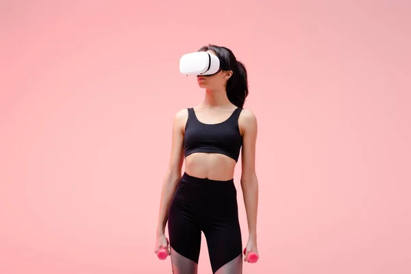 African American Sportswoman Virtual Reality Headset Holding Dumbbells Pink — Stock Photo, Image