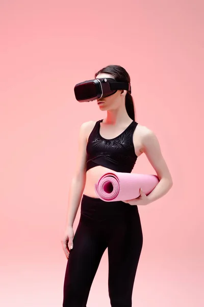 Αθλητική Γυναίκα Εικονική Πραγματικότητα Ακουστικά Που Κατέχουν Fitness Mat Ροζ — Φωτογραφία Αρχείου
