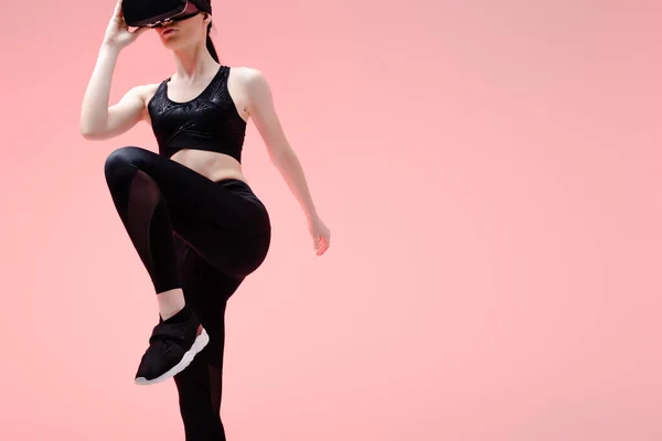 Mujer Deportiva Auriculares Realidad Virtual Haciendo Ejercicio Aislado Rosa — Foto de Stock