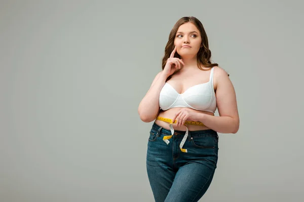 Pensive Size Vrouw Jeans Meten Taille Geïsoleerd Grijs — Stockfoto