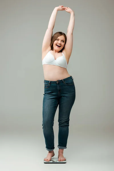 Mujer Feliz Más Tamaño Jeans Sujetador Pie Con Las Manos — Foto de Stock