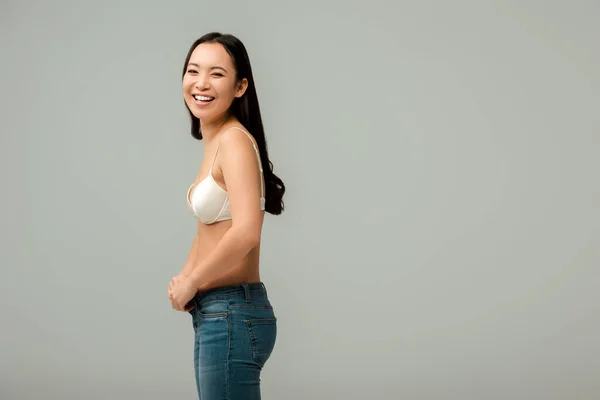 Feliz Sobrepeso Asiático Menina Vestindo Jeans Isolado Cinza — Fotografia de Stock