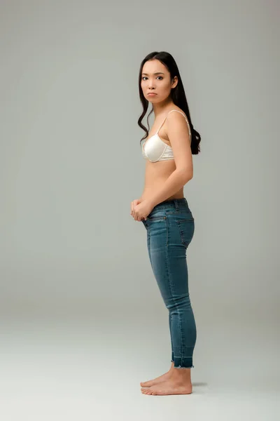 Disgustado Con Sobrepeso Mujer Asiática Usando Jeans Gris — Foto de Stock