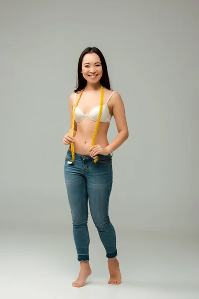 快乐而肥胖的亚洲女孩 拿着灰色的测量带 — 图库照片