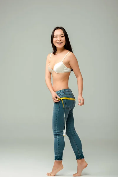 Feliz Sobrepeso Asiático Menina Sutiã Medindo Quadris Cinza — Fotografia de Stock