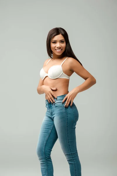 Sobrepeso Feliz Menina Afro Americana Jeans Sutiã Isolado Cinza — Fotografia de Stock