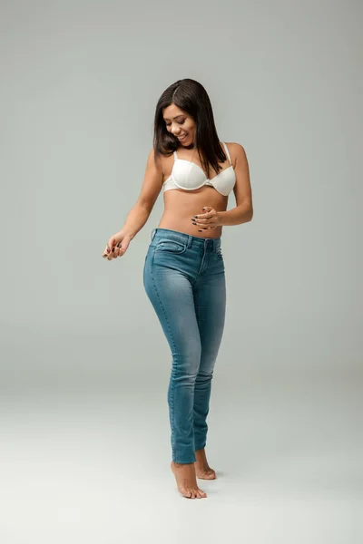 Übergewichtige Und Glückliche Afroamerikanerin Jeans Und Steht Auf Grau — Stockfoto