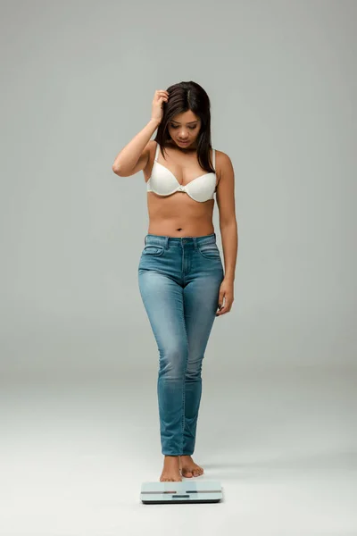 Overweight African American Girl Jeans Bra Looking Scales Grey — Stock Photo, Image