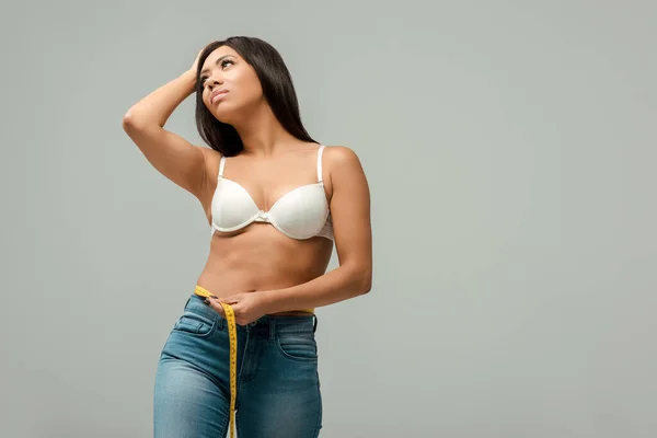 Trist Overvektig Afroamerikansk Jente Jeans Som Måler Midjen Isolert Grå – stockfoto