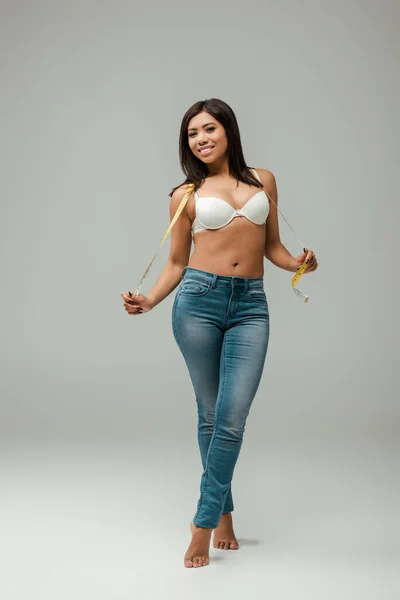 Chica Afroamericana Feliz Con Sobrepeso Jeans Sujetador Sosteniendo Cinta Métrica — Foto de Stock