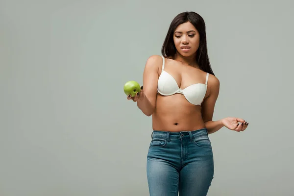 Niña Afroamericana Disgustada Con Sobrepeso Jeans Sujetador Mirando Manzana Aislada — Foto de Stock