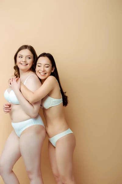 Alegre Asiático Chica Abrazando Feliz Más Tamaño Mujer Ropa Interior — Foto de Stock